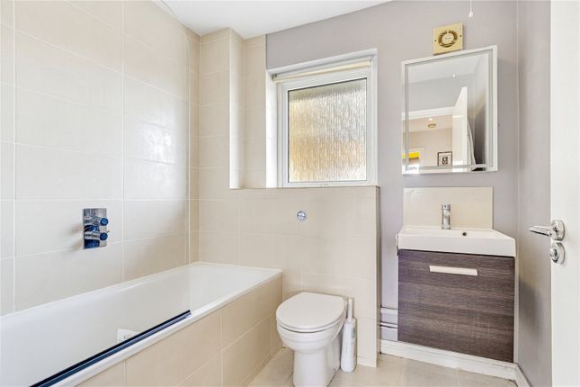 Flat 5, Venice Court, 70, St. James's Drive, London photo 4