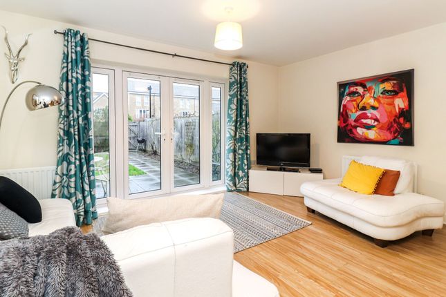 10 Frances Mews, Hemel Hempstead photo 3