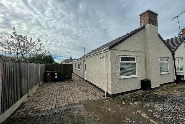 Thumbnail Bungalow to rent in Hawarden Road, Wrecsam