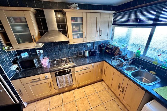 R3, Flat 25, Old Church Road, London photo 4