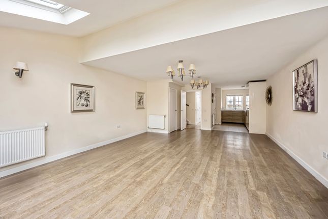 10 Churchill Way, Horsham photo 3