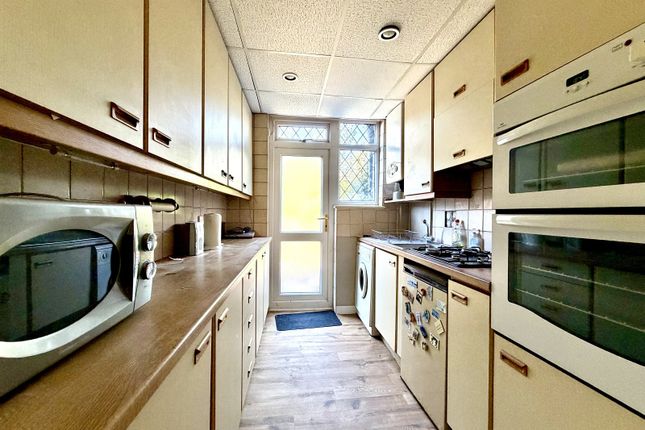 56, Cheshire Gardens, Chessington photo 3