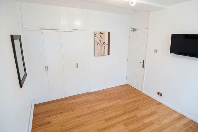 Flat 10, Grateley House Dilton Gardens, London photo 3