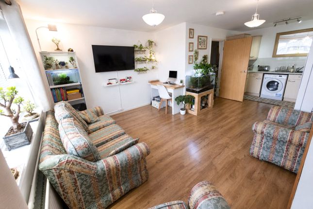 SNG SO - 8 Phoenix Court,, Chertsey Road, Feltham photo 3