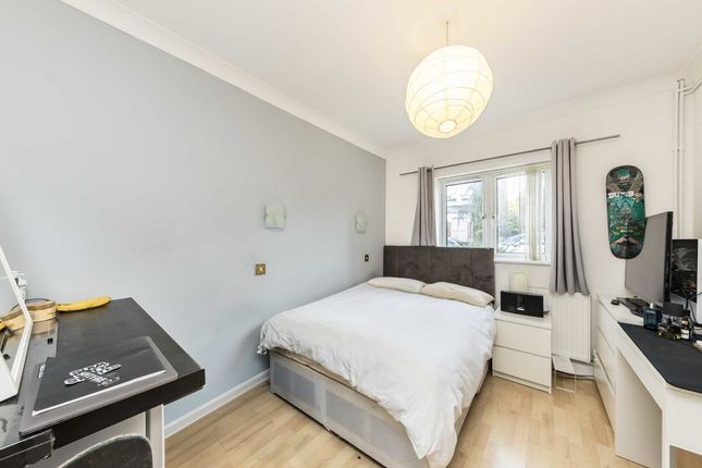 Property for sale in Croftongate Way, London