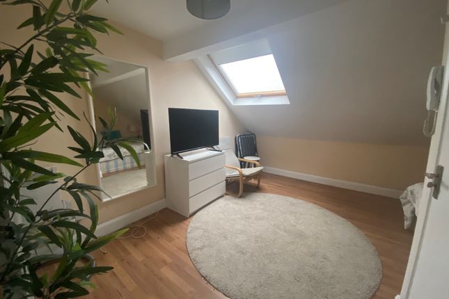 Thumbnail Studio to rent in Oaklands Road, Cricklewood