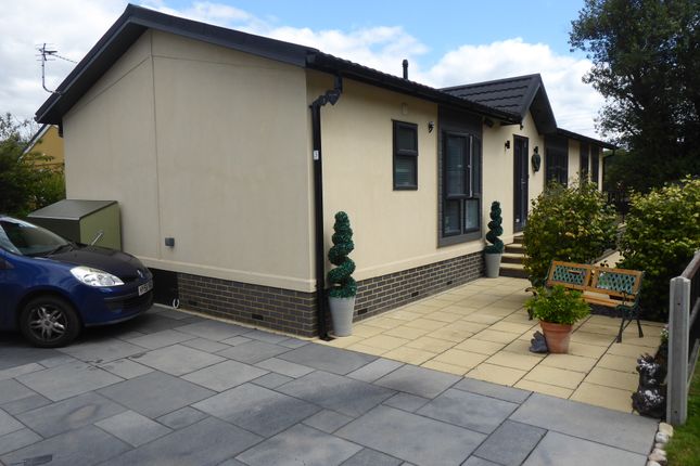Mobile/park home for sale in Meadowlands Park, Addlestone, Surrey