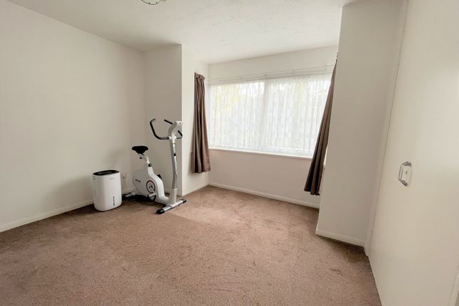 flat 2, 250 The Colonnade, Station Road, Westcliff-on-Sea photo 2