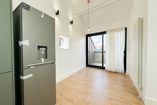 Flat 11xx 2, Millers Terrace, London photo 3