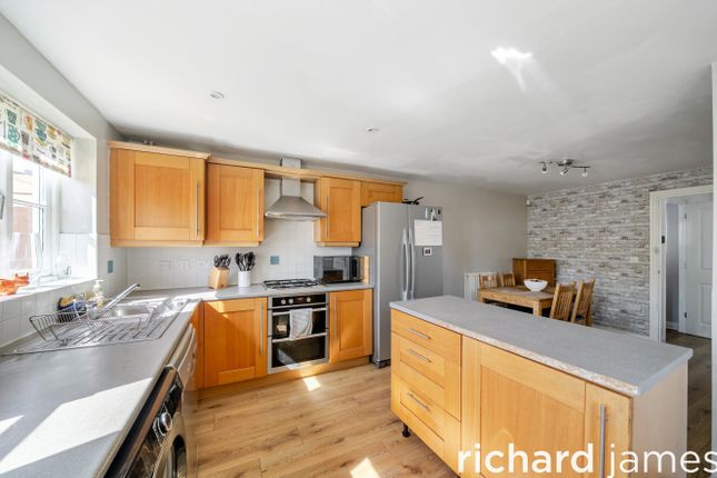 7, Winchcombe Gardens, South Cerney photo 3