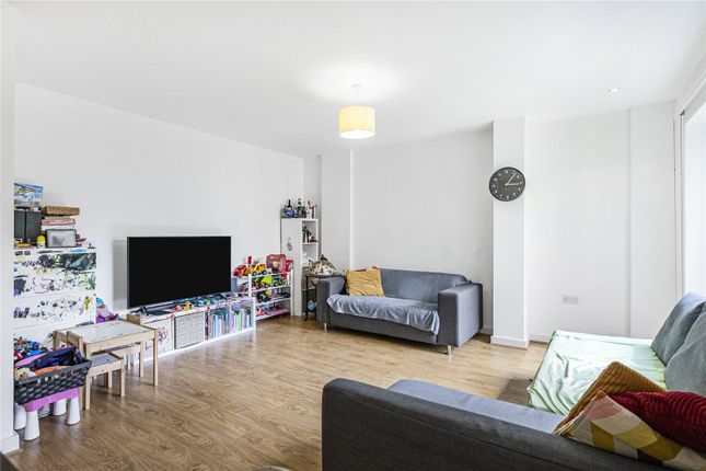 Flat to rent in Forge Square, London