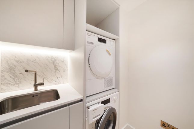 Flat to rent in Cassini Apartments, White City Living, London
