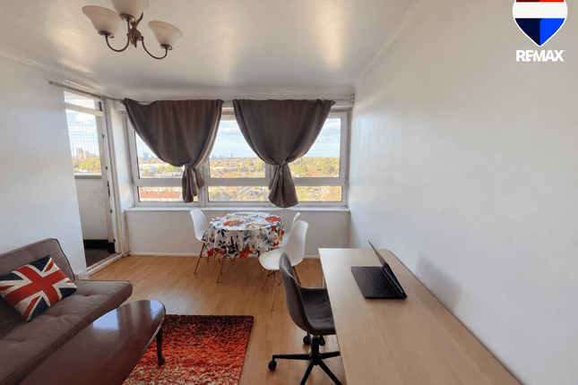 48, Curzon Crescent, Barking photo 3