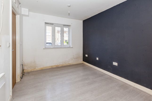 2, Royal Court, Montague Close, Slough photo 4