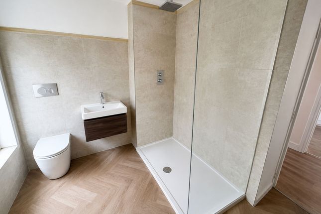 Flat, Lloyds Bank Combe Road, Bristol photo 3