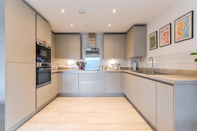 Flat 6, 31, Broadclough Way, Kent photo 2
