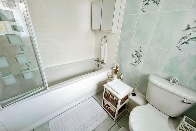 28 Ragees Road, Kingswinford photo 3
