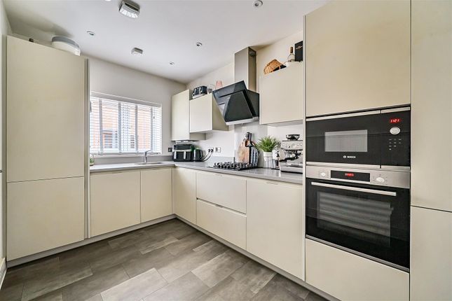 19, Stirling Close, Crowthorne photo 4