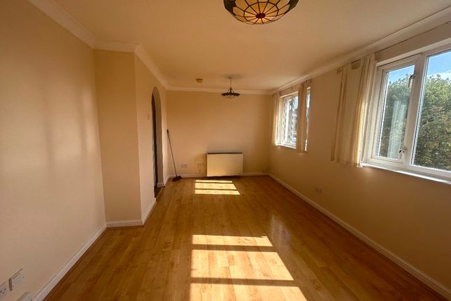 16 Byron Drive, Erith photo 3