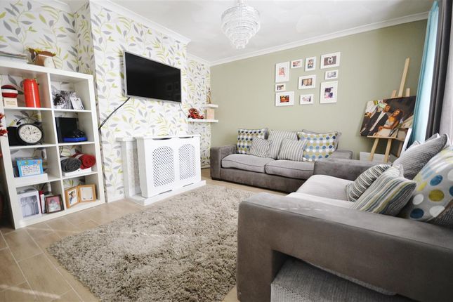 Terraced house to rent in Northwood, Grays