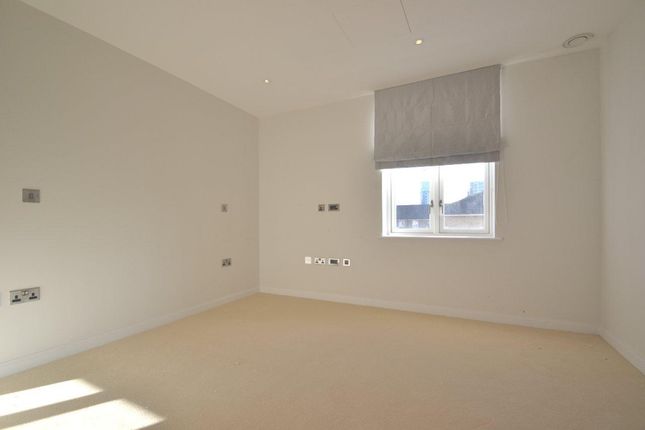 Flat for sale in Carnwath Road, Fulham