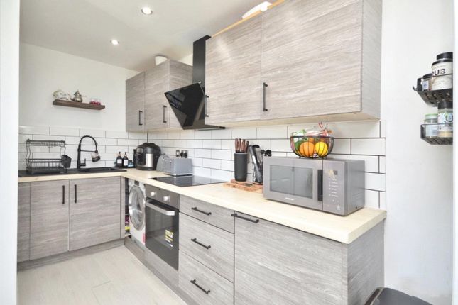 Flat 1, 46, Craydon Road, Stockwood photo 3