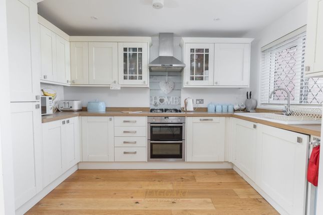 10 Redgrave Drive, Crawley photo 2