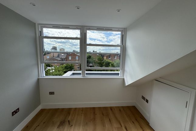 2-bed house on Flat H, 6, Cumberland Park, London, £2,500/mo