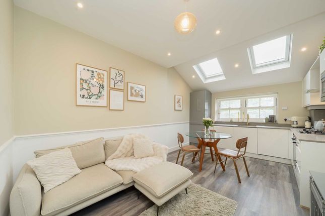 Flat 2, 141, Ferme Park Road, London photo 2