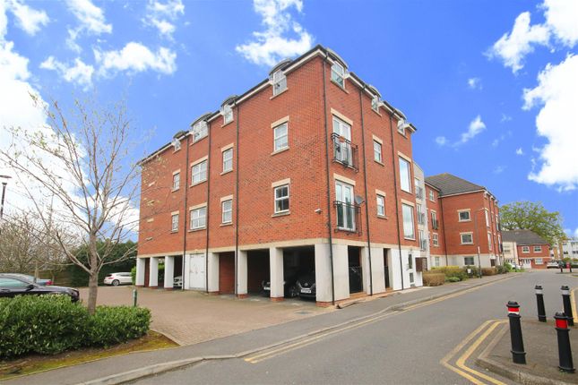 Flat for sale in Tobermory Close, Langley, Slough