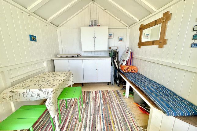 G34, Beach Hut, Kings Parade, Holland-on-Sea photo 3