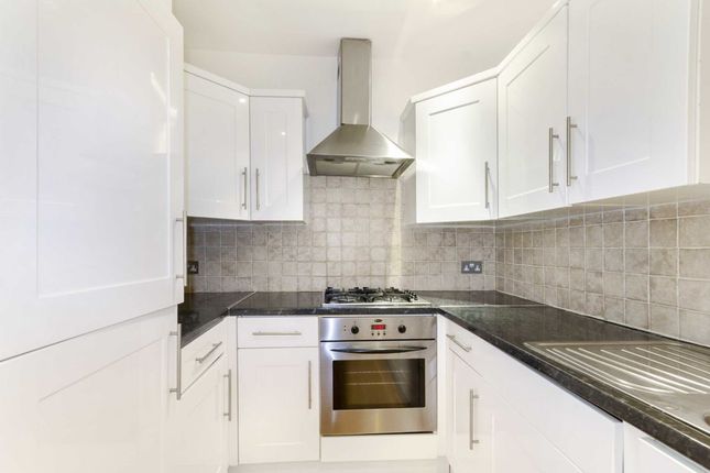 Flat to rent in Munster Road, Fulham, London
