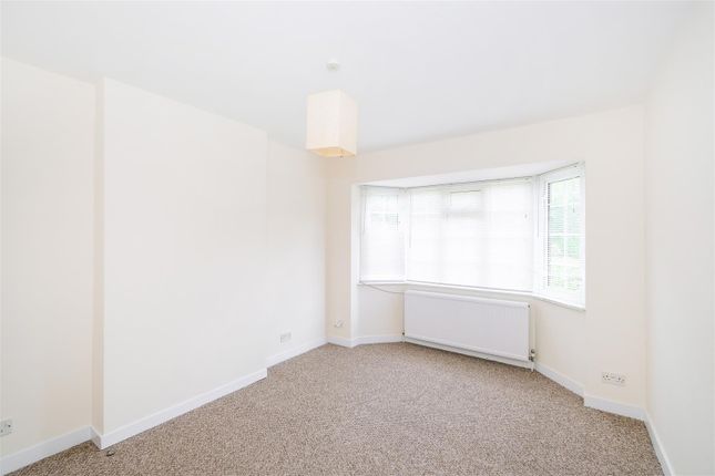 Flat to rent in Crescent View, High Road, Loughton