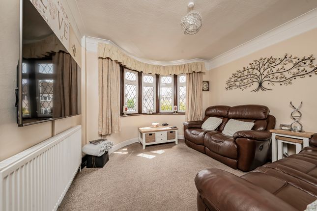 63, West Mead, South Ruislip photo 2