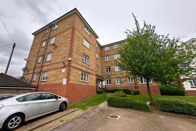 Thumbnail Flat for sale in Seamarks Court, Kingsway, Luton