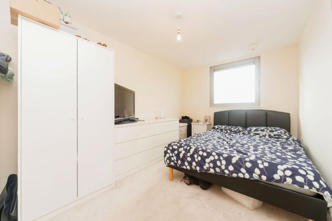 Flat for sale in Throwley Way, Sutton