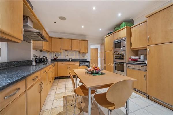 Flat for sale in St Vincent's Lane, Mill Hill, London