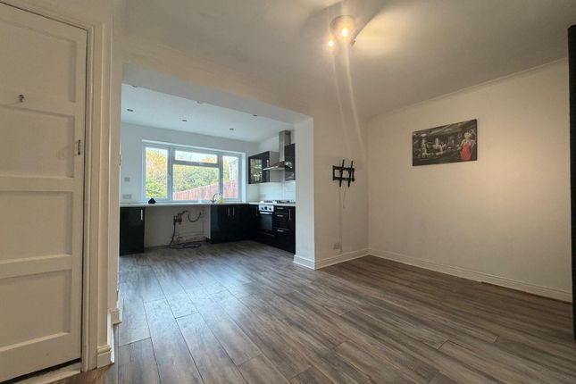 83, Prestwick Road, Watford photo 2