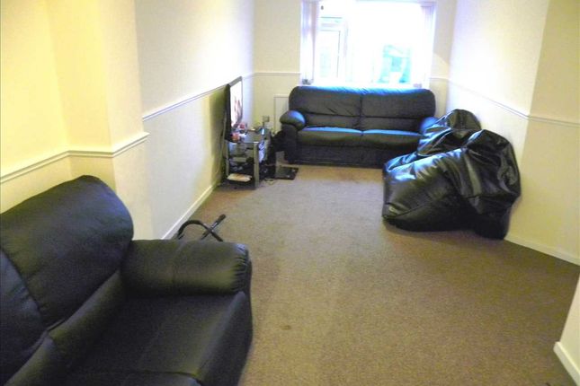 493, Rochfords Gardens, Slough photo 2