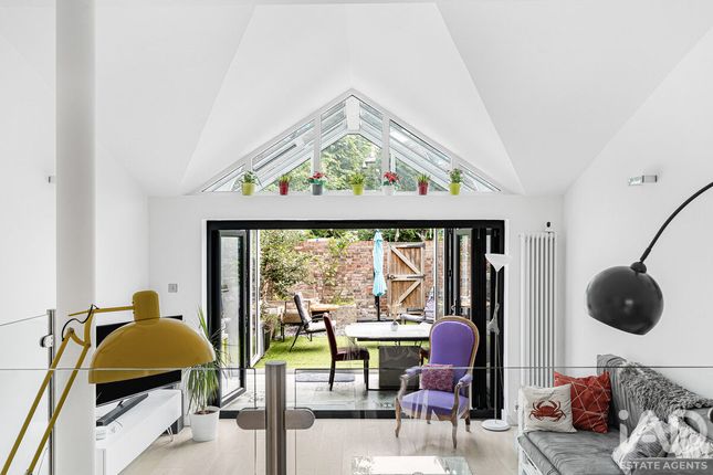 8, Ridings Close, London photo 4