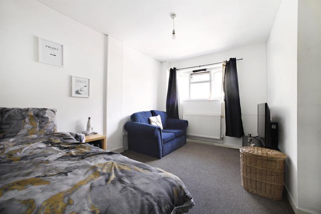 Flat for sale in Stanford Place, London