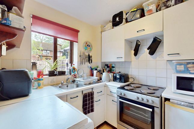 61, Boltons Lane, Harlington photo 3