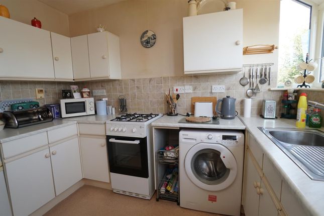 3, Highdale Croft, Bradford photo 4