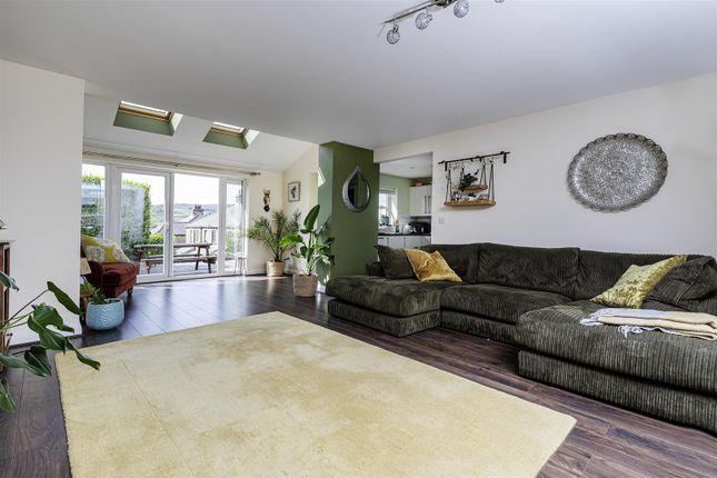 35, Hawthorn Road, Huddersfield photo 2