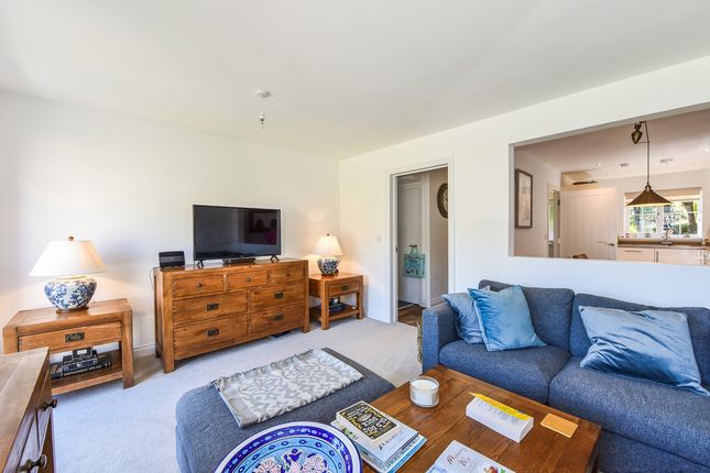 5 Oakeley Vale, Bursledon, Southampton photo 3