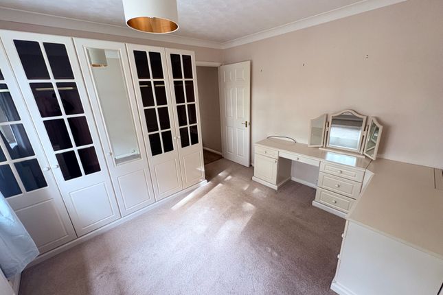 24, Shardloes, Branston photo 4