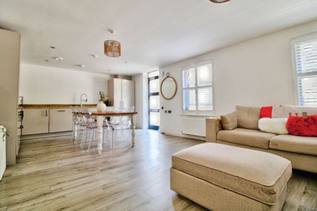 Flat 2, Mulliner House, Broadway, Rainham photo 4
