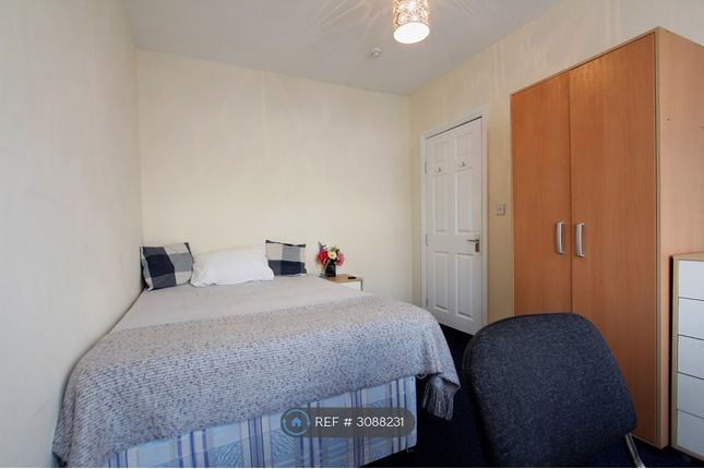 Pitcroft Avenue, Reading photo 4