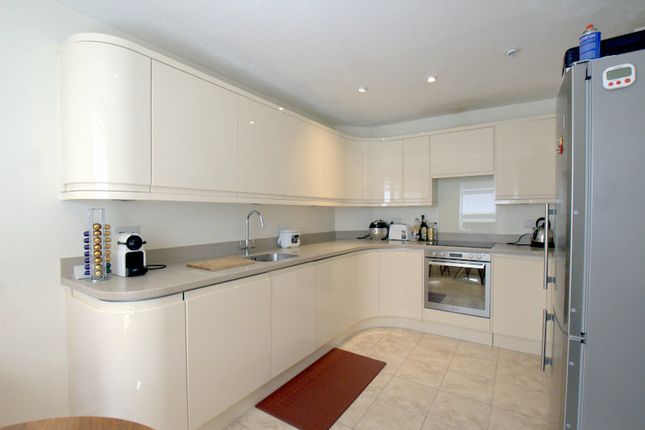Holm Oak Close, London photo 5