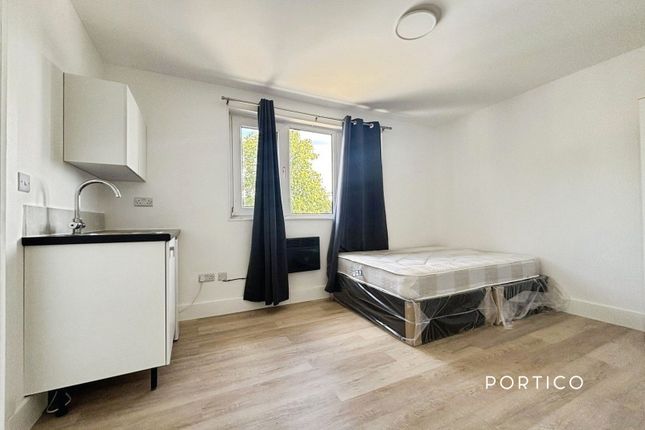 Room 2, 16, Latchford Place, Chigwell photo 2